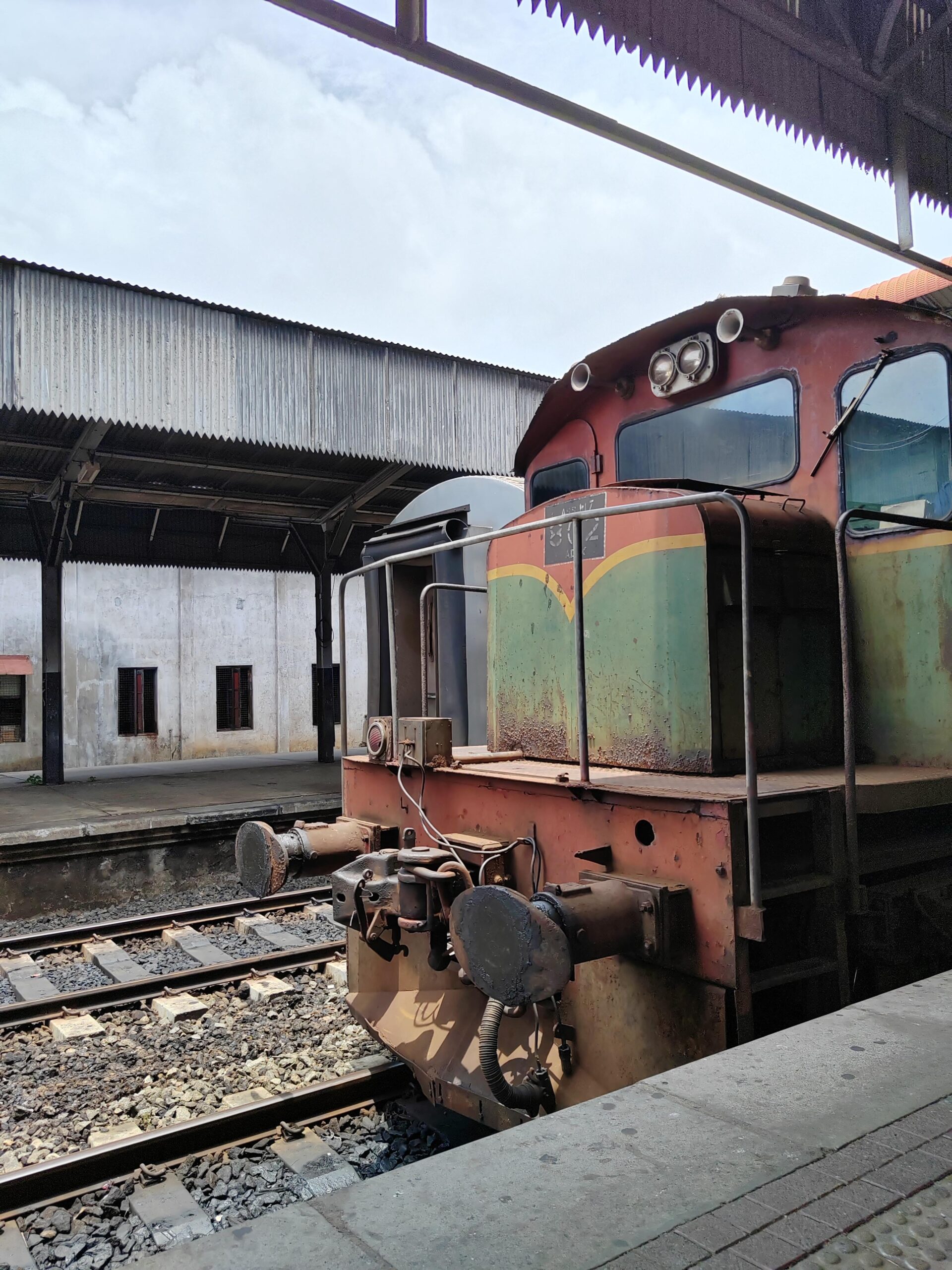 Travelling: Public transportation in Sri Lanka – Pack light and relax